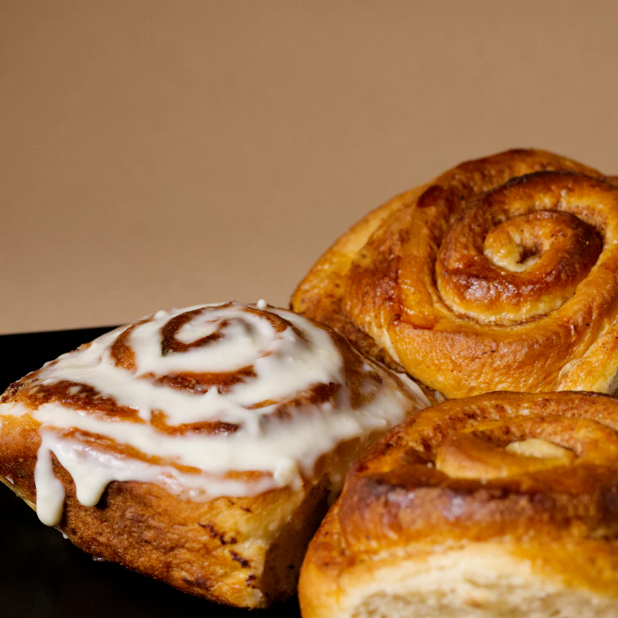 Cinnamon scrolls with glaze